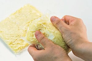 麺を袋の中でもんでから炒める