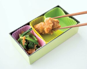 箸で詰め、仕切りカップを活用する