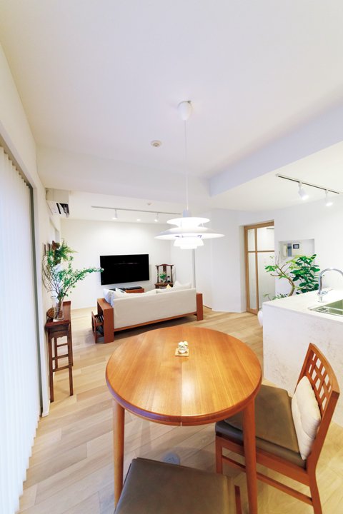 ダイニングから見たリビング