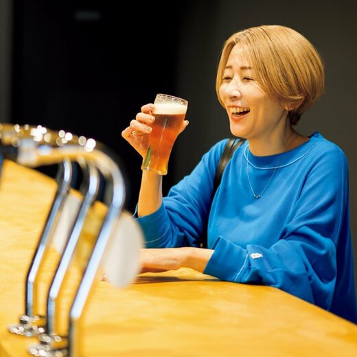 地ビールをたしなむ女性
