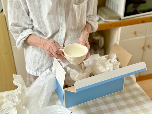 断捨離をするシニア女性