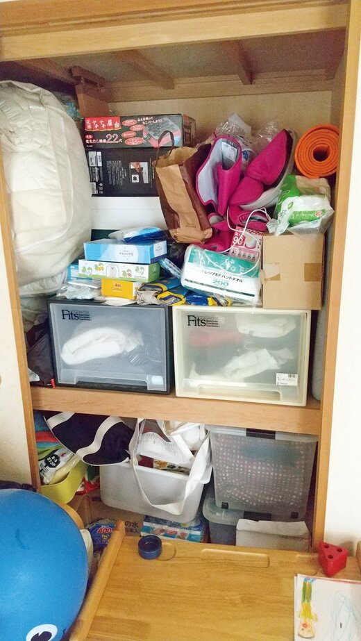 片づけ前の押し入れ