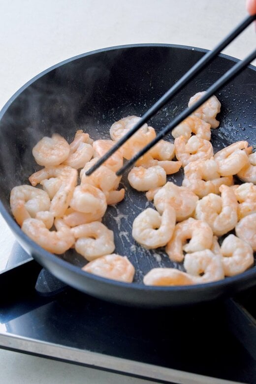フライパンでエビに火を通す