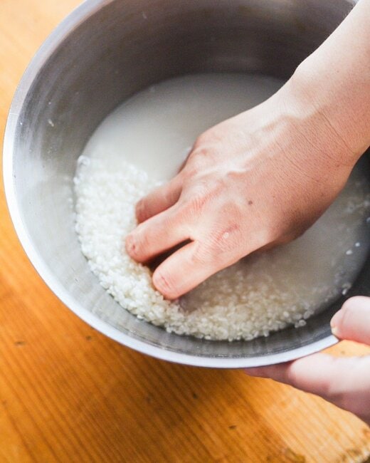 とぎ汁を捨てる