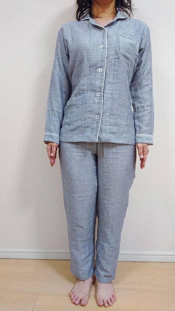 パジャマ着た女性