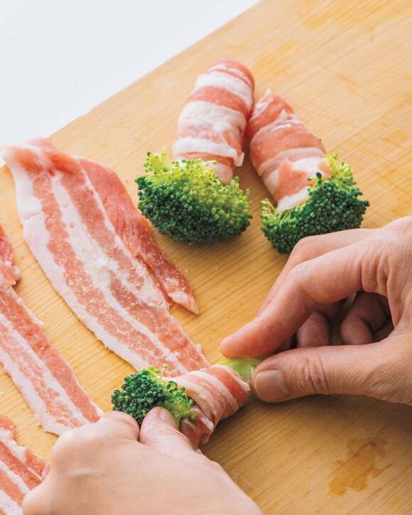 ブロッコリーをお肉で巻くところ