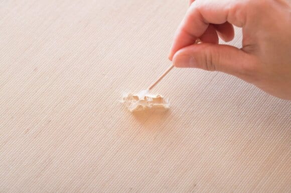 差し込んだ紙にのりをつける