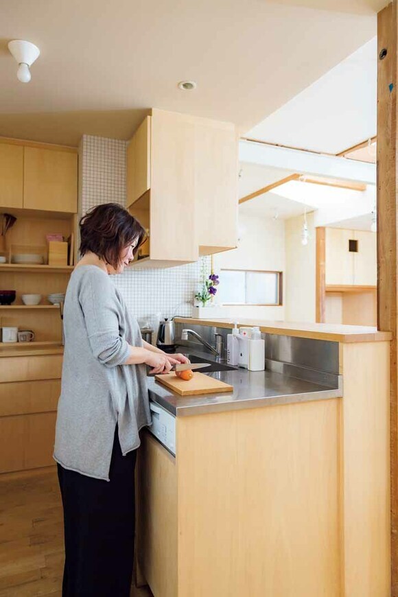 キッチンで料理をしている様子