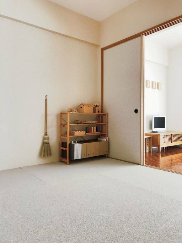 畳の上にカーペットを敷いた様子