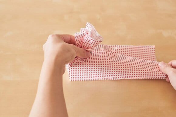 持ち上げたペーパーを箱の上部で絞る