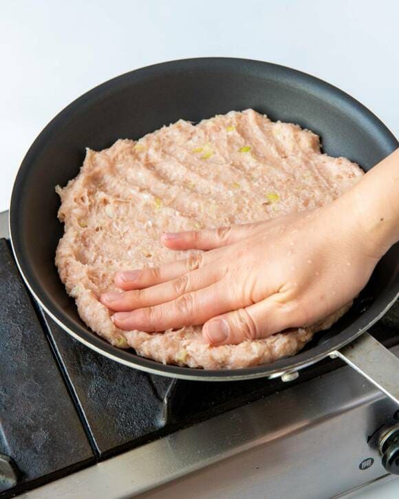 フライパンに平らに広げる