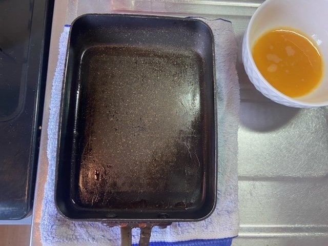 ふきんの上に卵焼き器