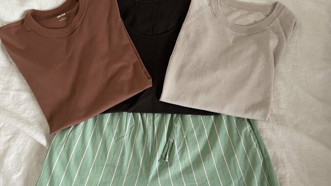 顔から遠いボトムスで「キレイ色」を取り入れる