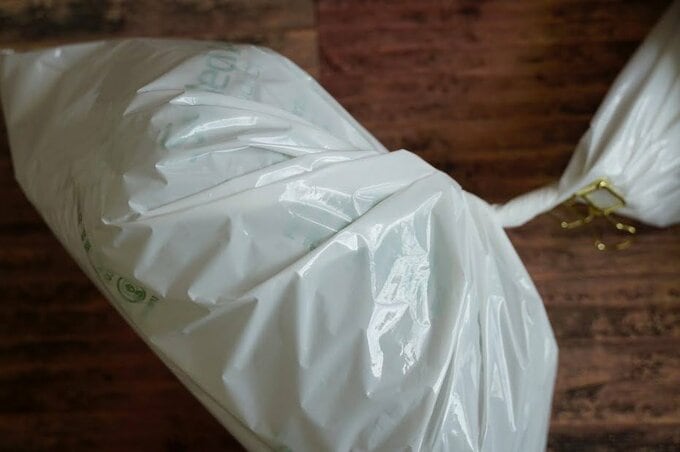 袋の口を数回ねじる