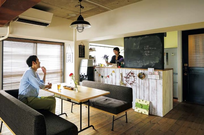 マンションリノベ事例 黒板のあるカウンターキッチンとカラフルな色使いでカフェ風に Esseonline エッセ オンライン