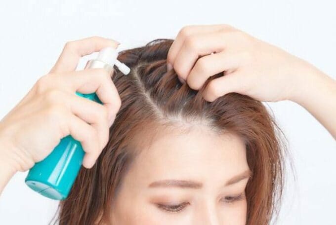 頭皮ケアに 早すぎる はない 女性も育毛剤や美容液で白髪 薄毛対策を Esseonline エッセ オンライン