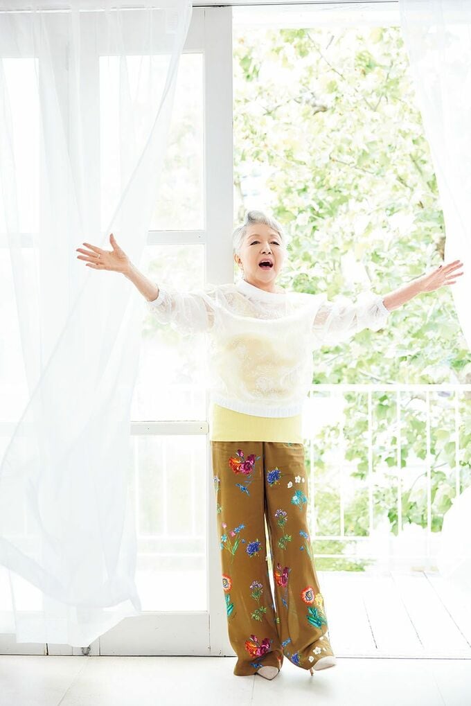 両手を上げる草笛光子さん