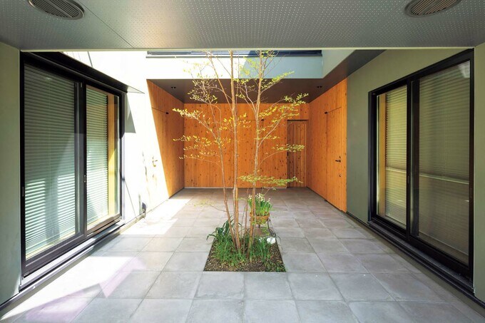 中庭の両サイドに子ども室を配置