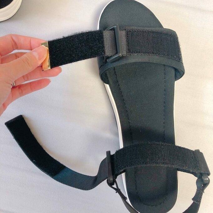 マジックテープ部分で調節します