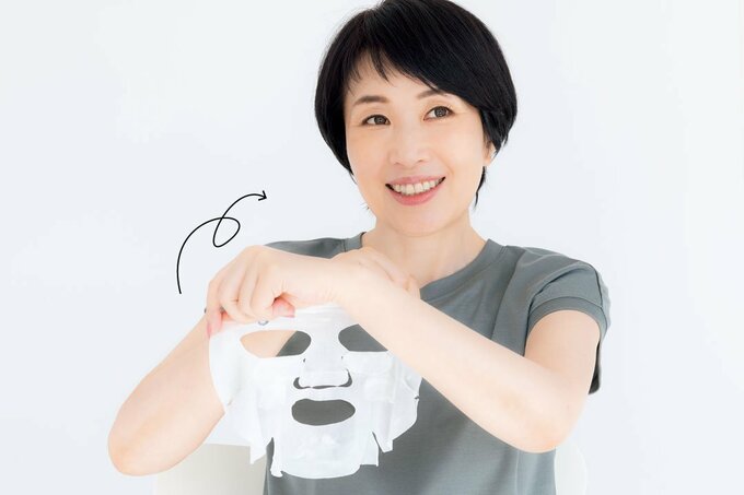 パックを持つ女性