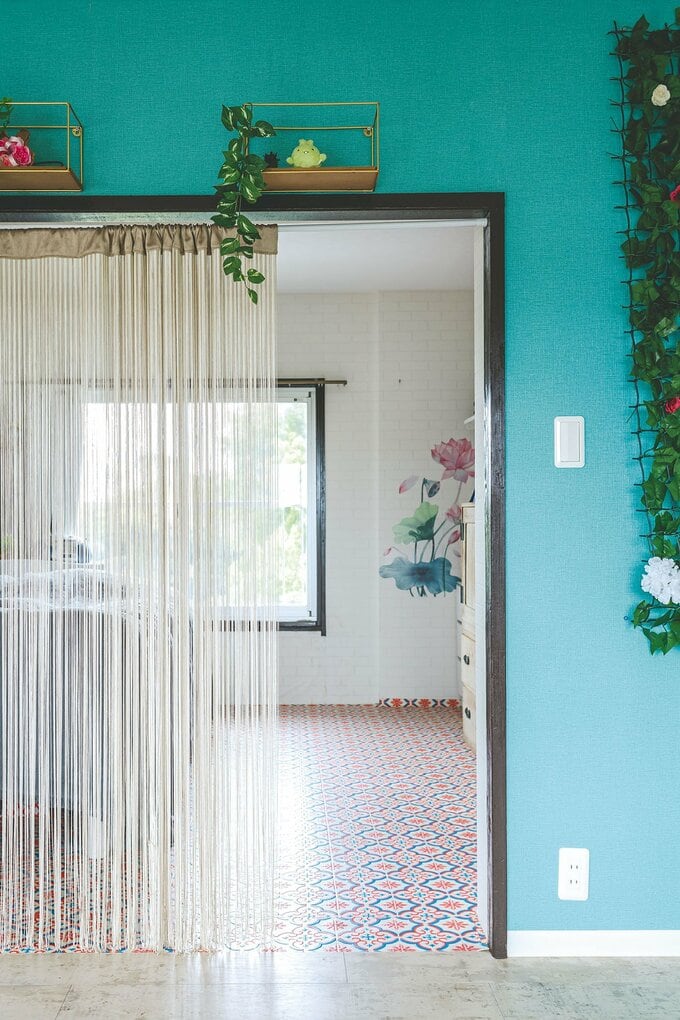 仕切りカーテンと緑の壁