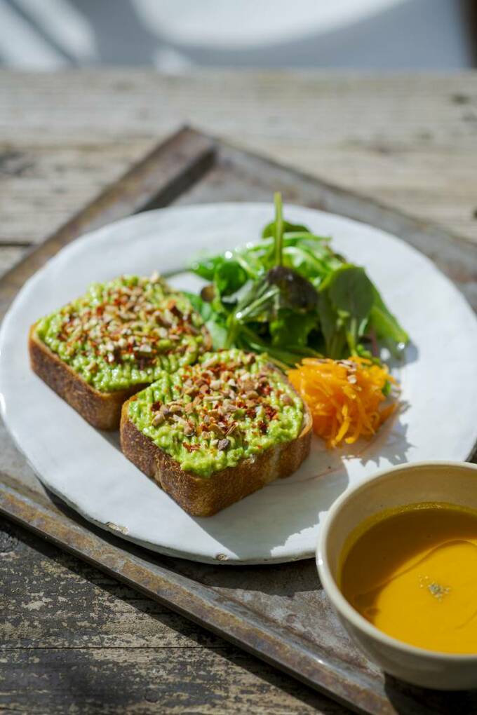 アボカドのオープンサンド