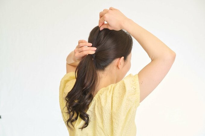 髪を引き出す女性