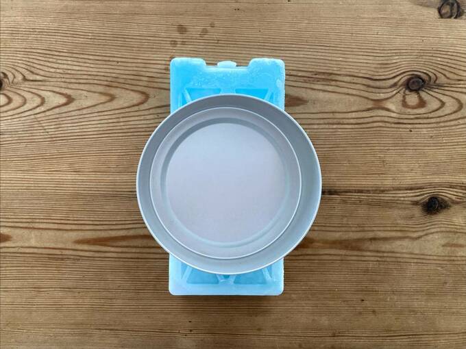 保冷剤の上にアルミ製のお弁当箱