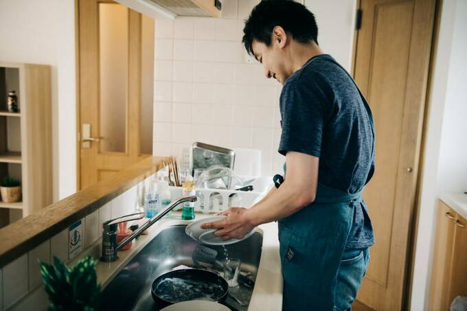 食器を洗う男性