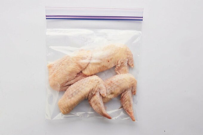 保存袋に鶏手羽元