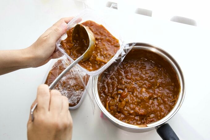 カレーは薄く平たく冷凍しておく
