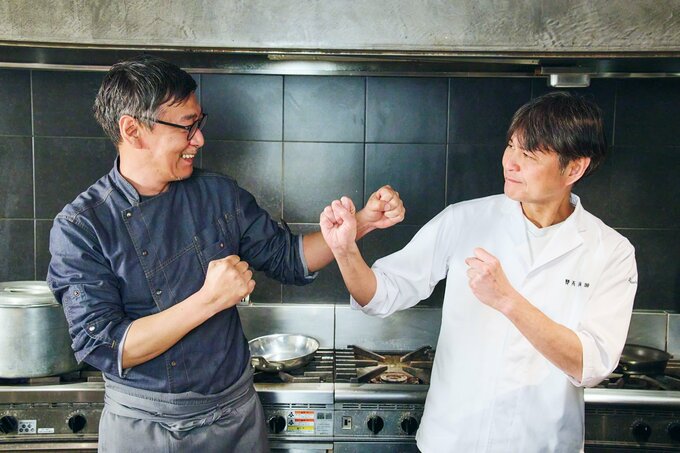 ファイティングポーズの桝谷周一郎さんと笠原将弘さん