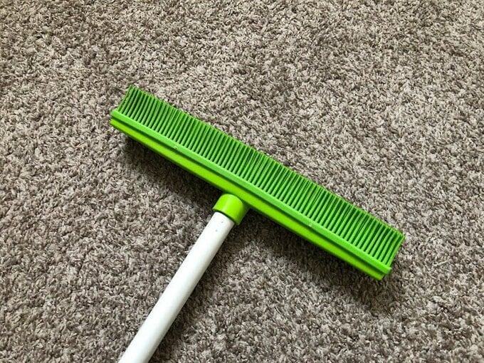 抜け毛やほこりの掃除に便利なゴム製のほうき