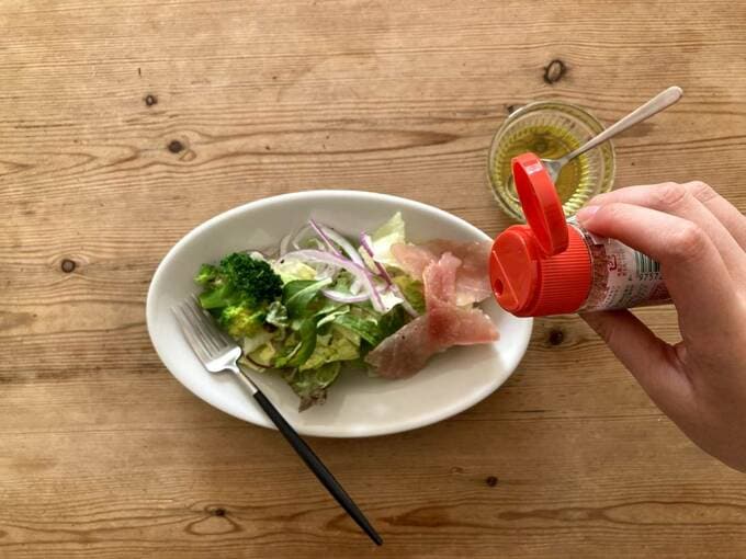 サラダに振りかける様子