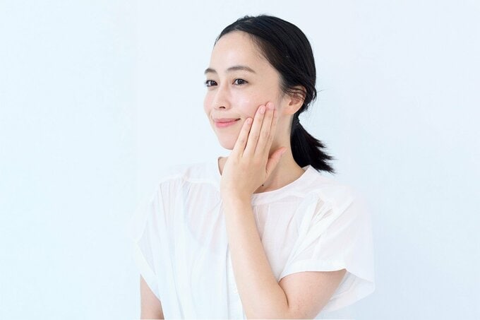 頬に手を当てる女性