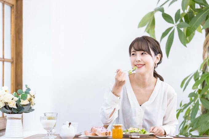 食事をする女性