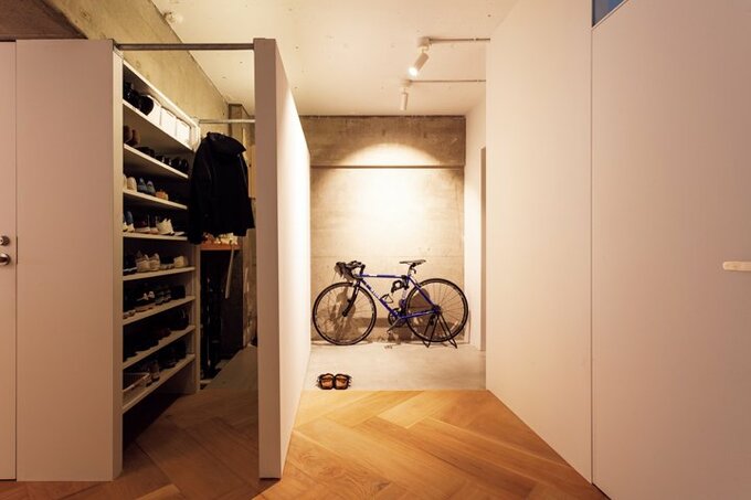玄関の正面に設けたウォークスルーの収納