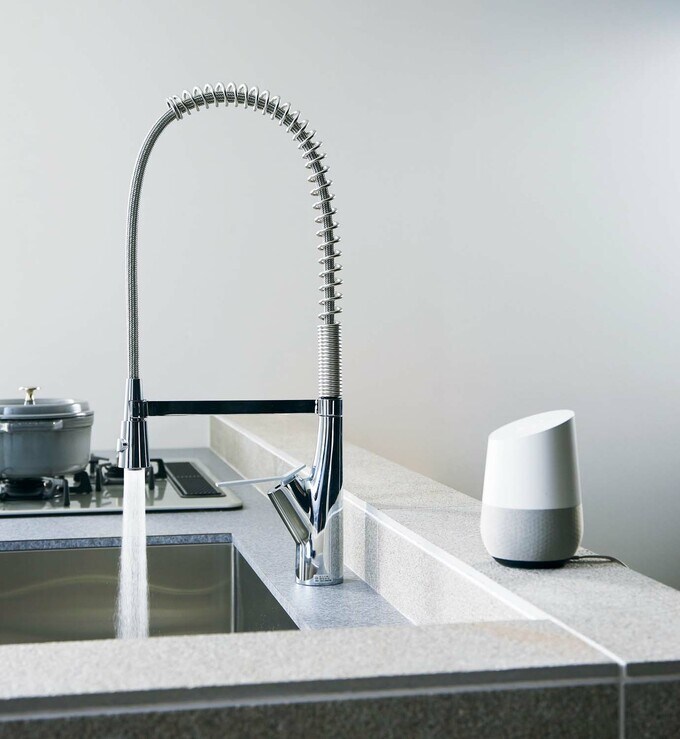 声かけにより吐水・止水の操作ができる