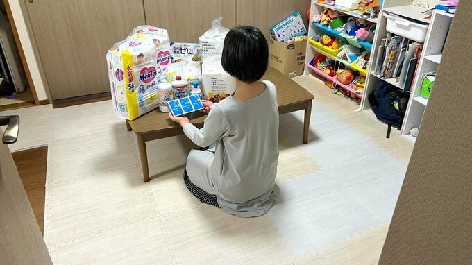 日用品を眺めるみさきさん