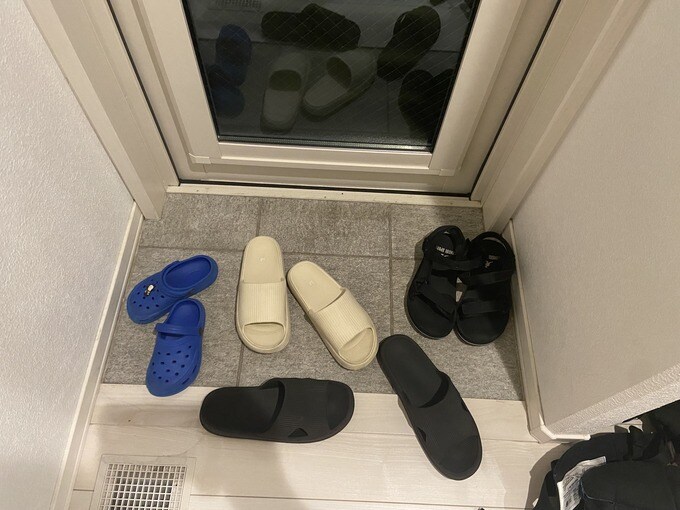 靴を乱雑に脱いだときの状況