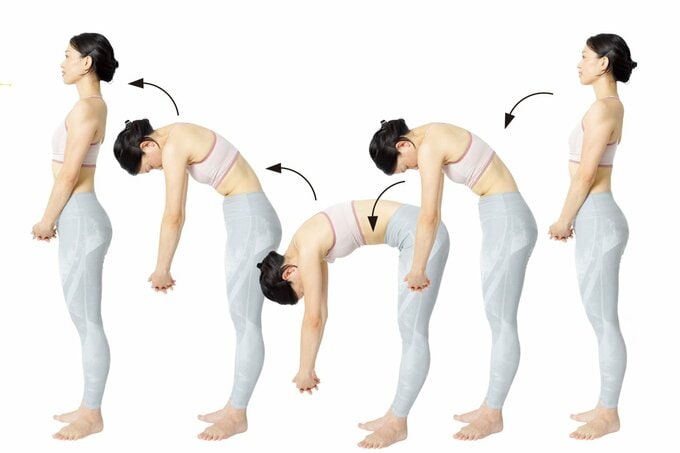 ロールアップダウンをしている女性