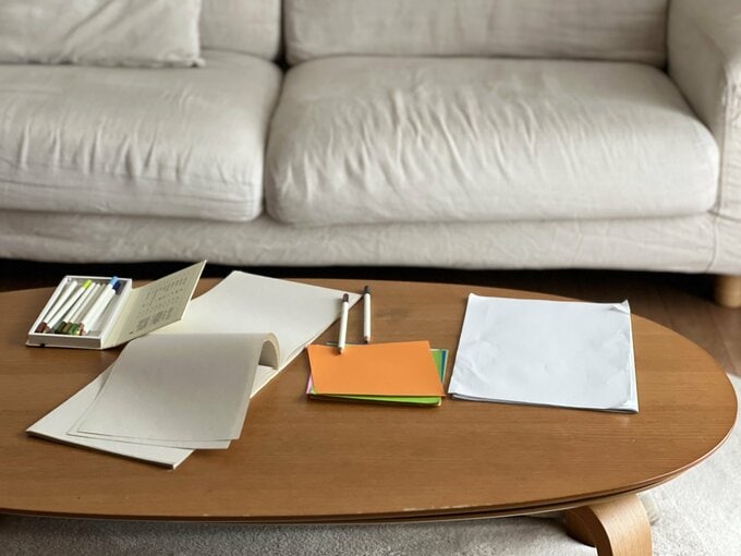 資料がちらかったローテーブル