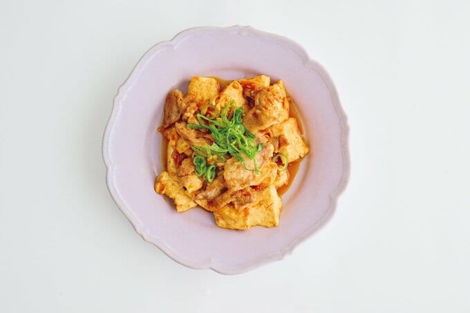 お皿に盛りつけられた豆腐と豚肉のおかず