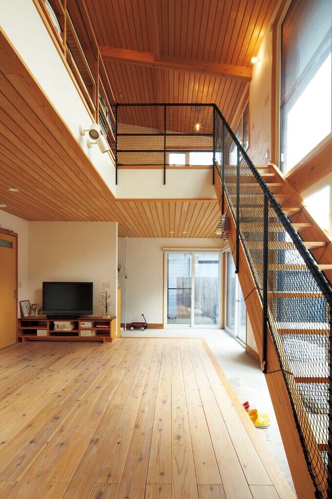 敷地形状に合わせて西南にL字型の窓を設置