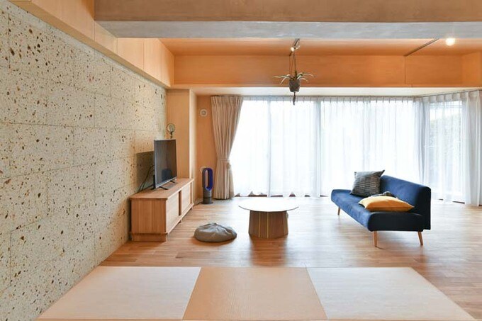 壁一面に大谷石を取り入れたリビング