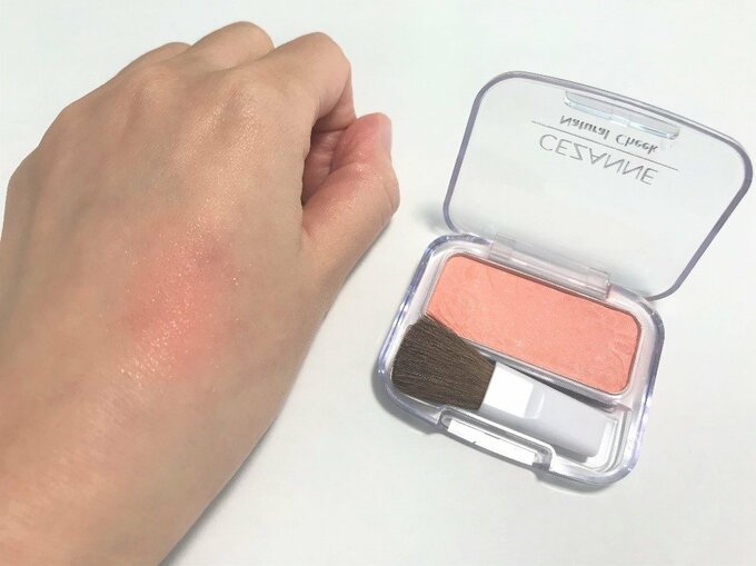 オレンジピンクを手につけた状態