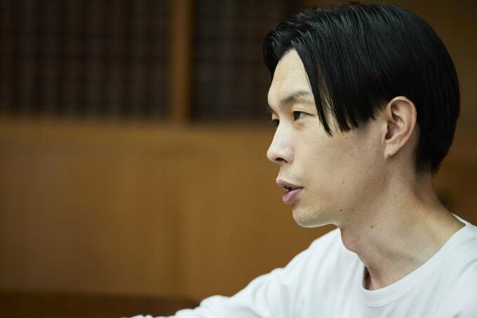 インタビューに答える男性