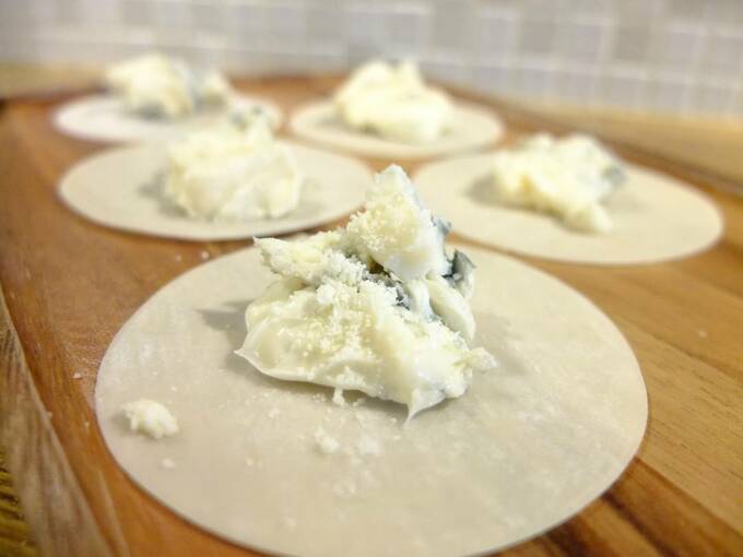 ギョーザの皮にゴルゴンゾーラチーズをのせる