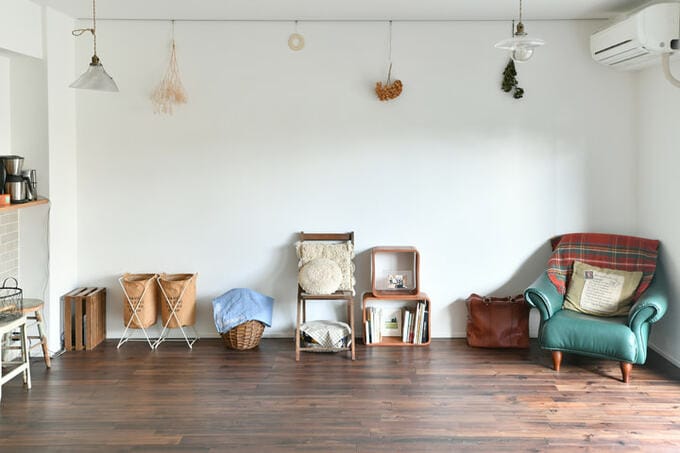 開放感のあるリビングとピクチャーレールに飾ったドライフラワー