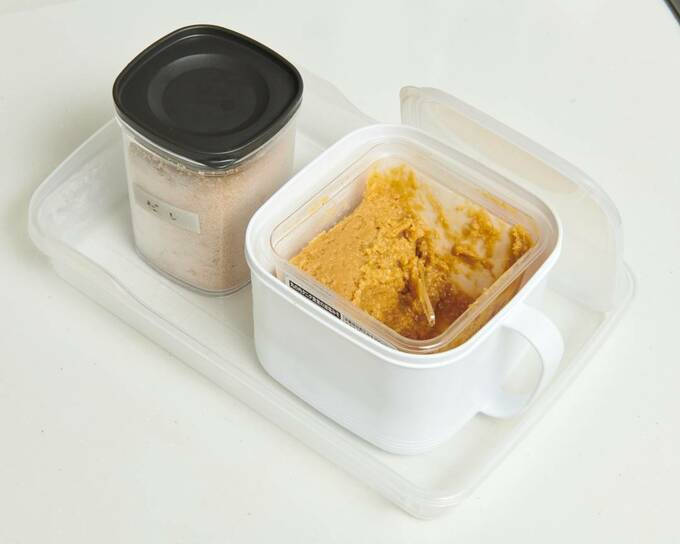 トレーの上にお味噌とだし